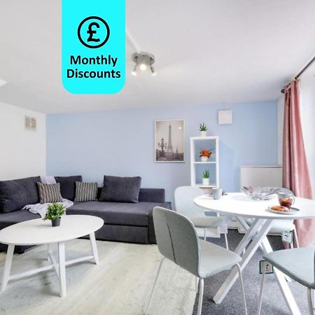 Ferienwohnung Chic 1Br House In Hounslow - 12 Mins From Heathrow Airport Feltham Exterior foto