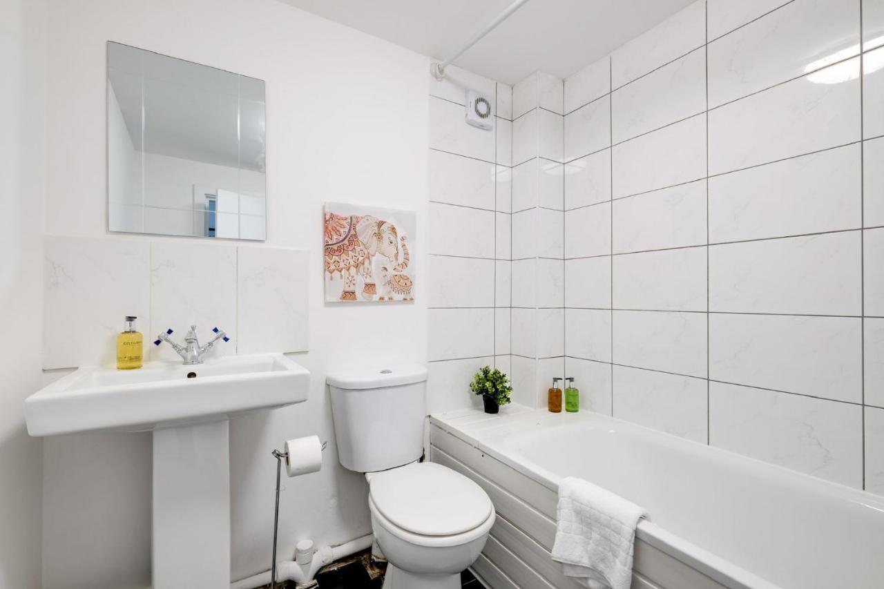 Ferienwohnung Chic 1Br House In Hounslow - 12 Mins From Heathrow Airport Feltham Exterior foto