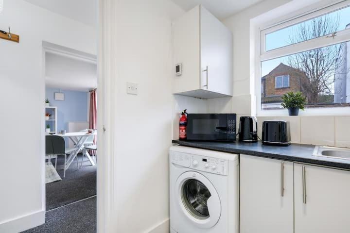 Ferienwohnung Chic 1Br House In Hounslow - 12 Mins From Heathrow Airport Feltham Exterior foto