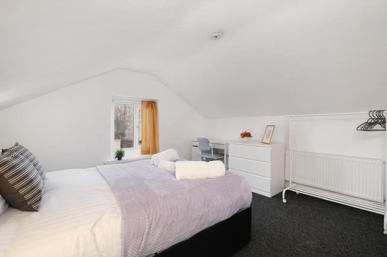 Ferienwohnung Chic 1Br House In Hounslow - 12 Mins From Heathrow Airport Feltham Exterior foto