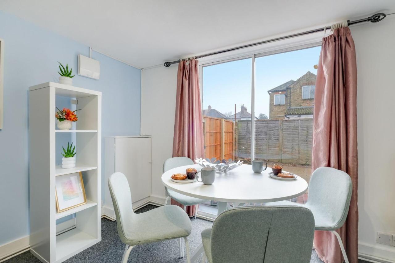 Ferienwohnung Chic 1Br House In Hounslow - 12 Mins From Heathrow Airport Feltham Exterior foto