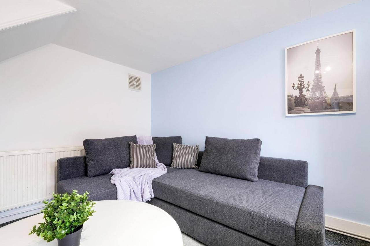 Ferienwohnung Chic 1Br House In Hounslow - 12 Mins From Heathrow Airport Feltham Exterior foto