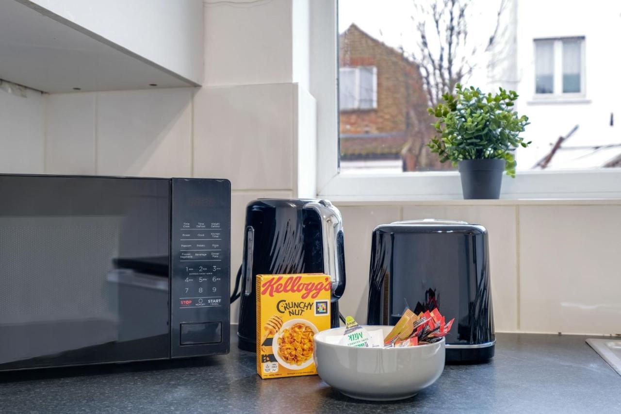 Ferienwohnung Chic 1Br House In Hounslow - 12 Mins From Heathrow Airport Feltham Exterior foto