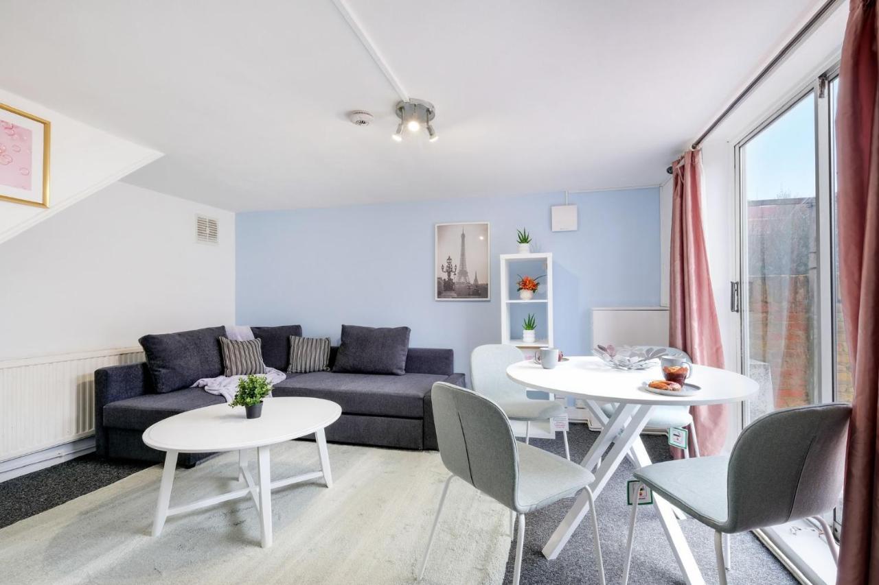 Ferienwohnung Chic 1Br House In Hounslow - 12 Mins From Heathrow Airport Feltham Exterior foto