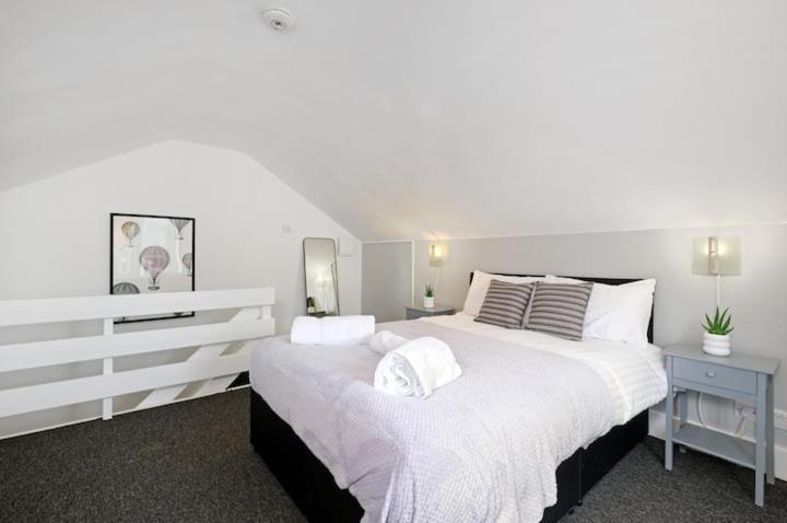 Ferienwohnung Chic 1Br House In Hounslow - 12 Mins From Heathrow Airport Feltham Exterior foto